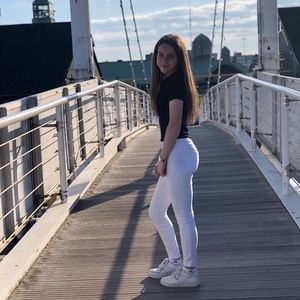 Meet your Posher, Adina